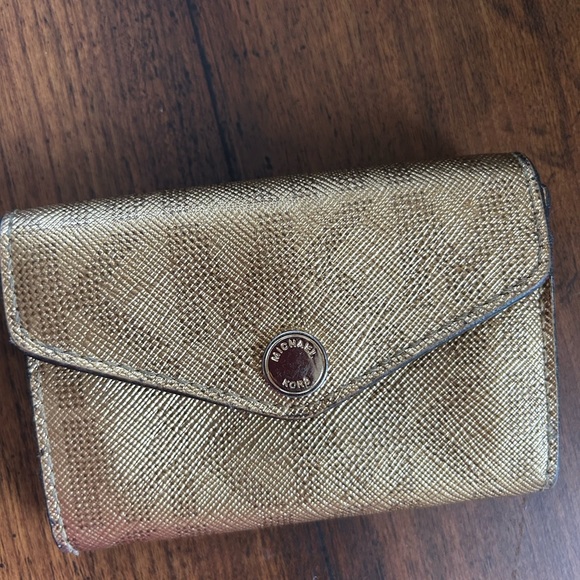 2 piece Michael Kors tote & MK business cardholder - Picture 12 of 16